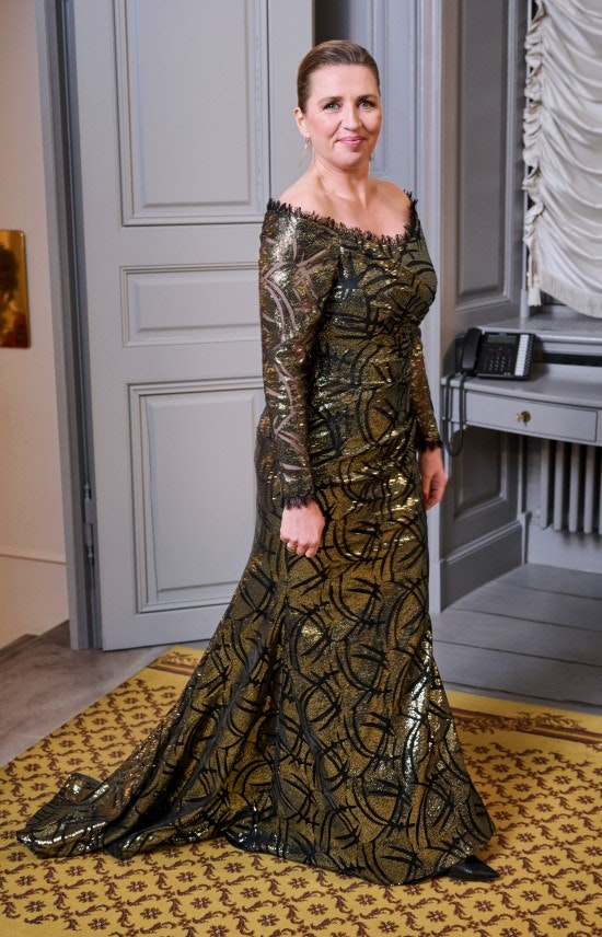 Elegante detaljer: Statsminister Mette i smukt gyldent look til dronningens nytårsfest BILLED-BLADET