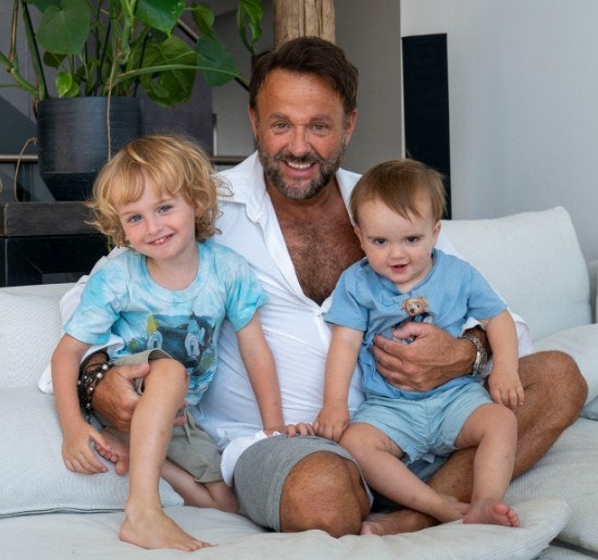 Dennis Knudsen med sønnerne Lucas og Noah