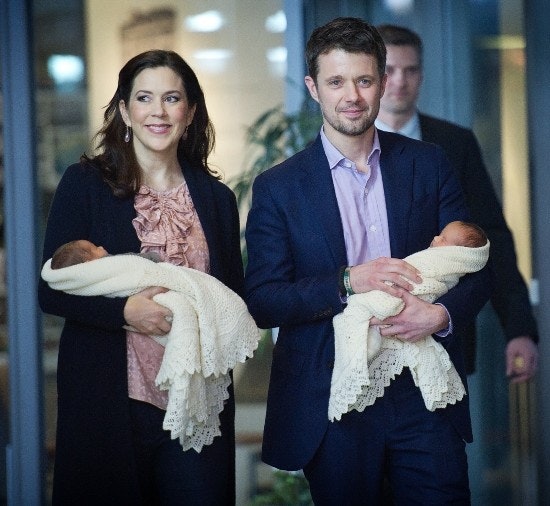 Kronprinsparret fremviser deres nyfødte tvillinger på Rigshospitalet.