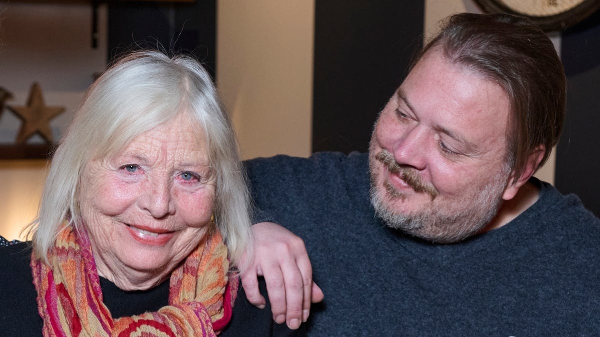 Nicolas Bro med sin mor, skuespiller Helle Hertz. 