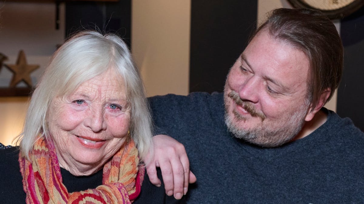 Nicolas Bro med sin mor, skuespiller Helle Hertz. 