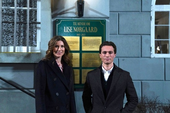 Lise Nørgaards barnebarn Camilla Flindt Hjælmhof samt Lise Nørgaards oldebarn Alexander Flindt Hjælmhof.