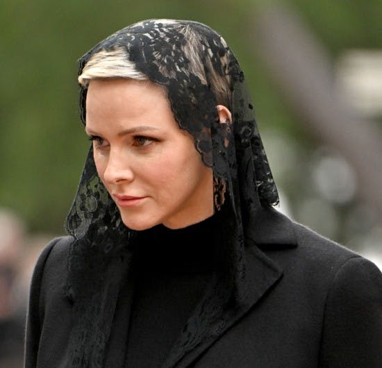 Fyrstinde Charlene til Bernard Barsis begravelse.