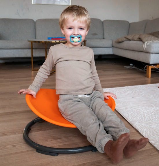 Louie er en glad, lille dreng, selv om han ikke er som de fleste andre.