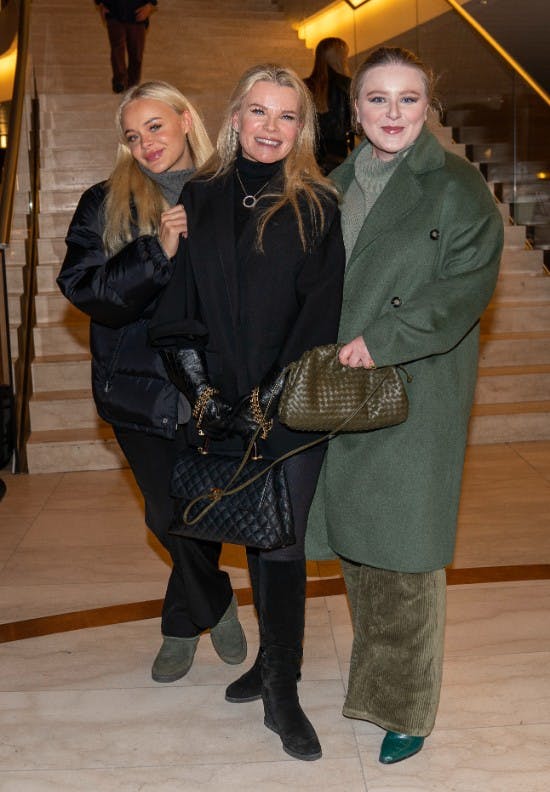 Katerina Pitzner med døtrene Elvira og Ophelia 