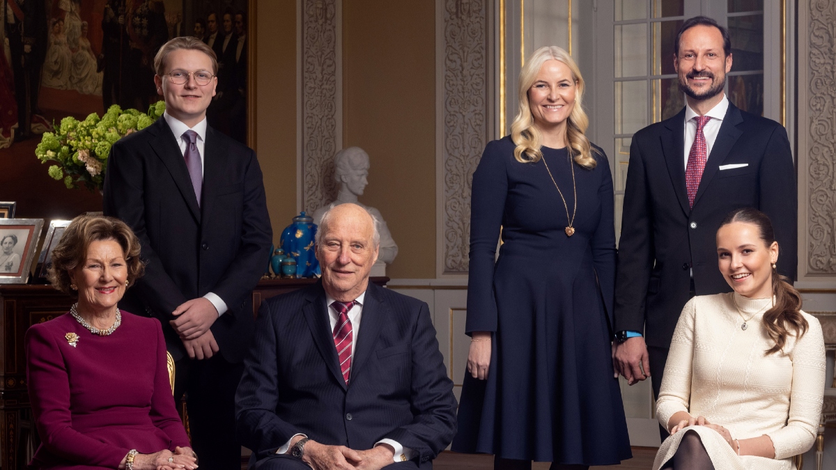 Mens Kong Harald Og Dronning Sonja Er I Danmark, Passer Denne Kongelige ...