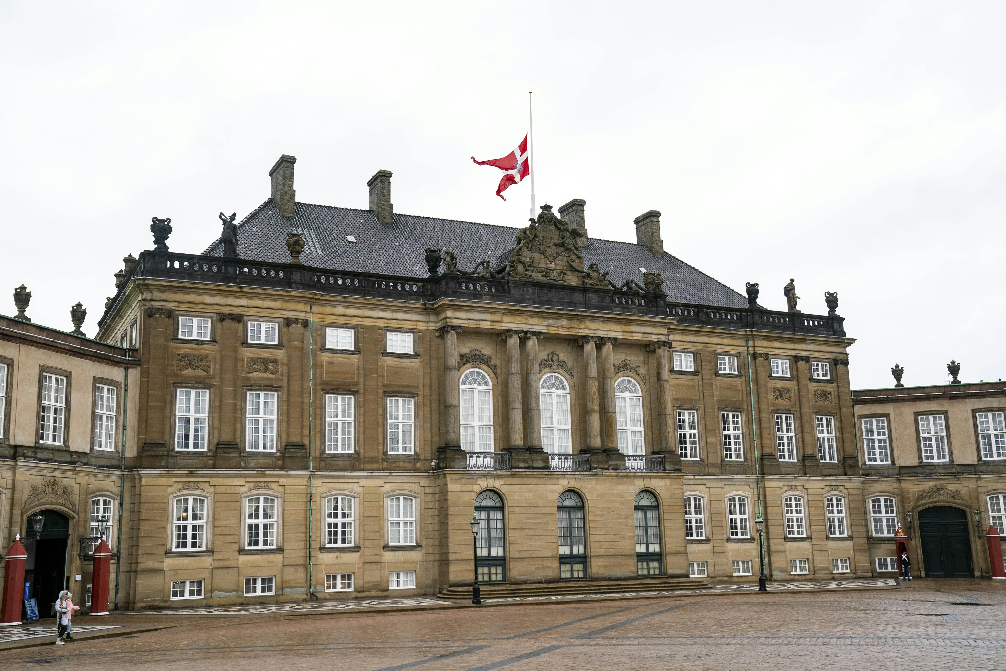 Der flages på halvt på Amalienborg efter kong Konstantins død. 