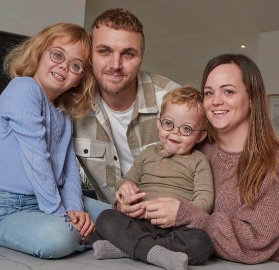 Nalina og Noor med mor Karina og far Kasper