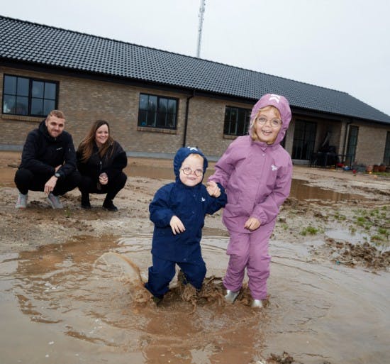 Nalina og Noor plasker i mudder.