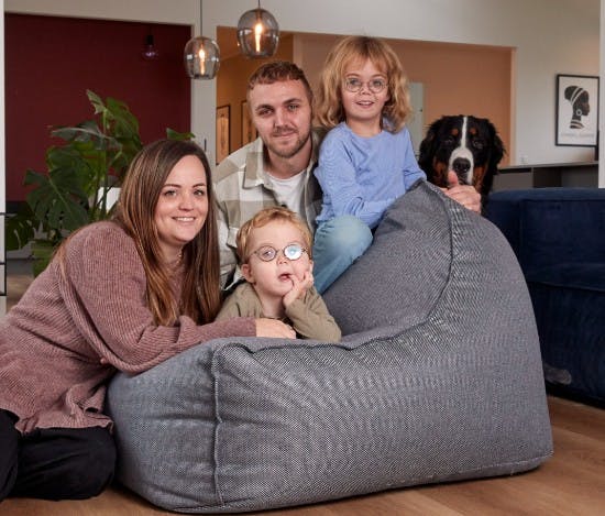 Nalina og Noor med mor Karina og far Kasper og hunden Otto