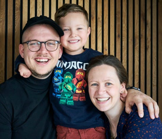 Niels sammen med far Esben og mor Annette