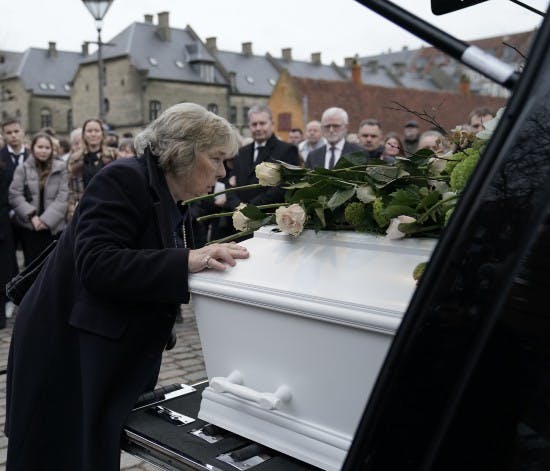 Lise Nørgaards døtre siger farvel.