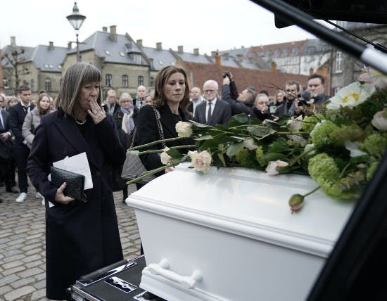 Lise Nørgaards døtre siger farvel.