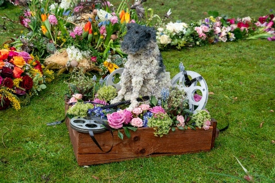 Hundeskulptur ved Lise Nørgaards gravsted. 