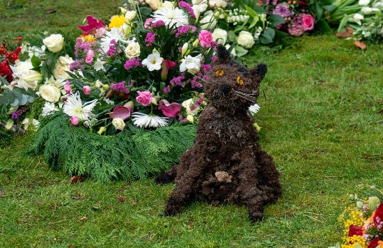 Katteskulptur ved Lise Nørgaards gravsted.