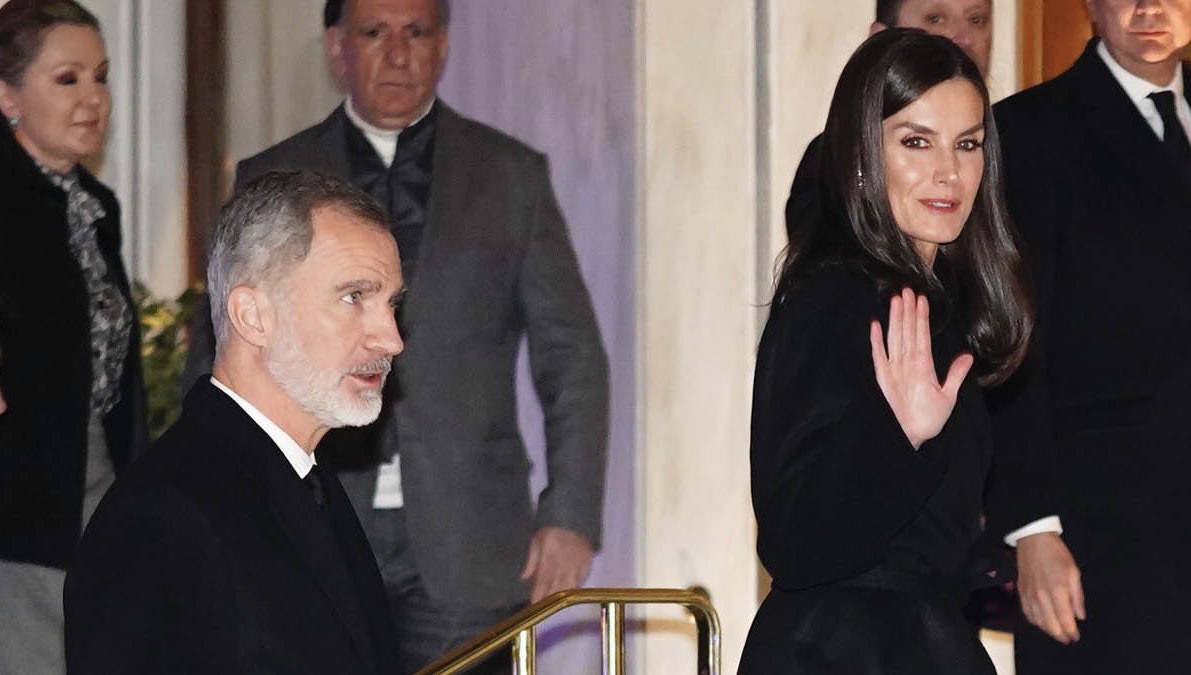 Kong Felipe og dronning Letizia ankommer til Hotel Bretagne i Athen.