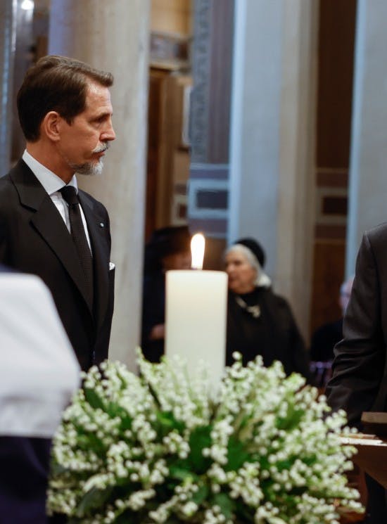 Her ses kronprins Pavlos ved sin fars kiste. Foran den stod en dekoration af liljekonvaller. 