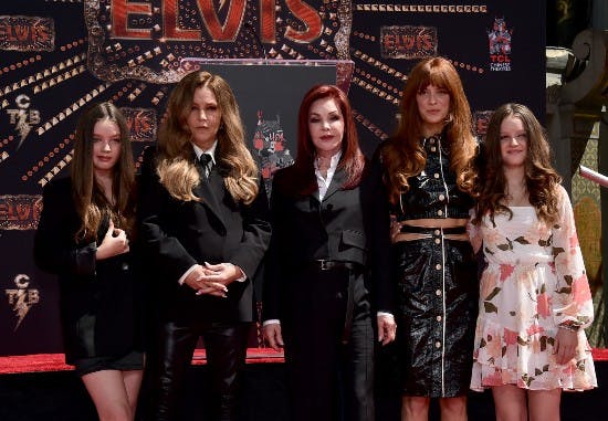 Lisa Marie Presley med sin mor og sine tre døtre i juli 2022. 