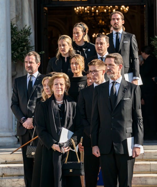 Da kong Konstantins kirke kørte væk fra katedralen, stod dronning Anne-Marie og kronprins Pavlos i første række. Bagved stod kronprinsesse Marie-Chantal og sønnen prins Konstantin. Bag ved dem stod Anne-Marie og Konstantins fire andre børn og svigerbørn.