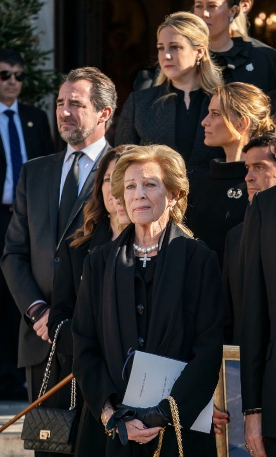 Prins Nikolaos bag ved sin mor, dronning Anne-Marie. 