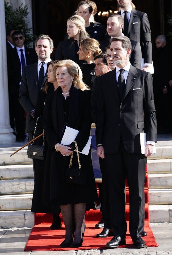 Kong Konstantins nærmeste familie foran Metropolis-katedralen. 