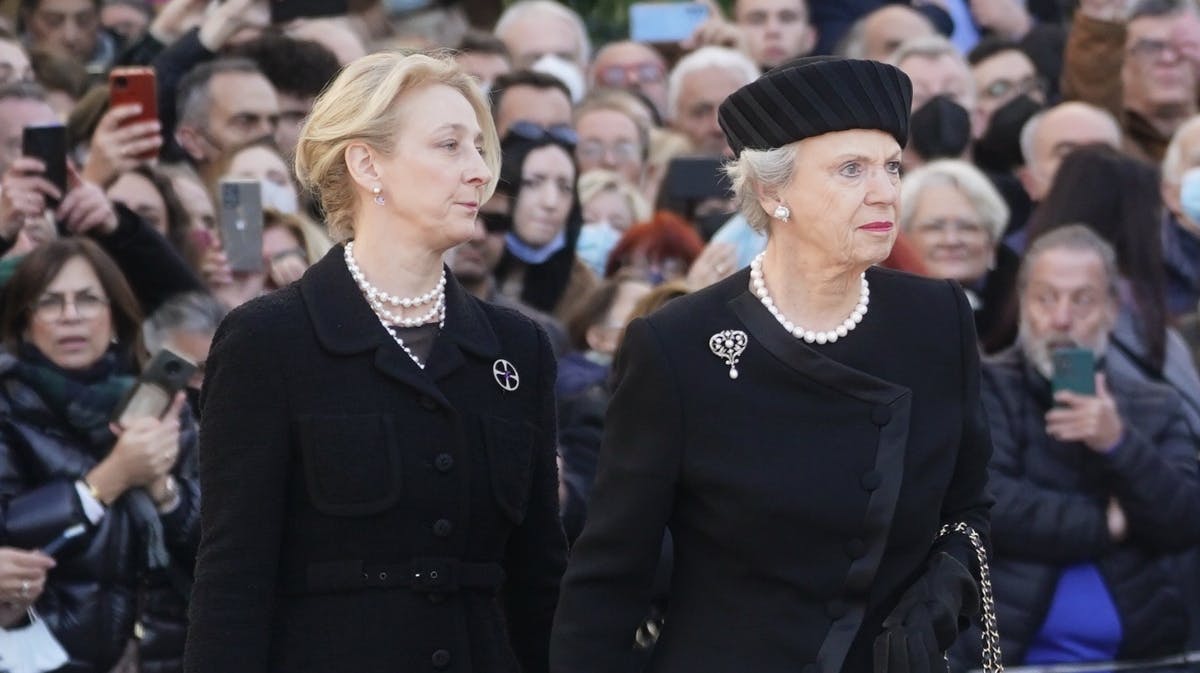 Prinsesse Alexandra og prinsesse Benedikte ankommer til Metropolis-katedralen i Athen.