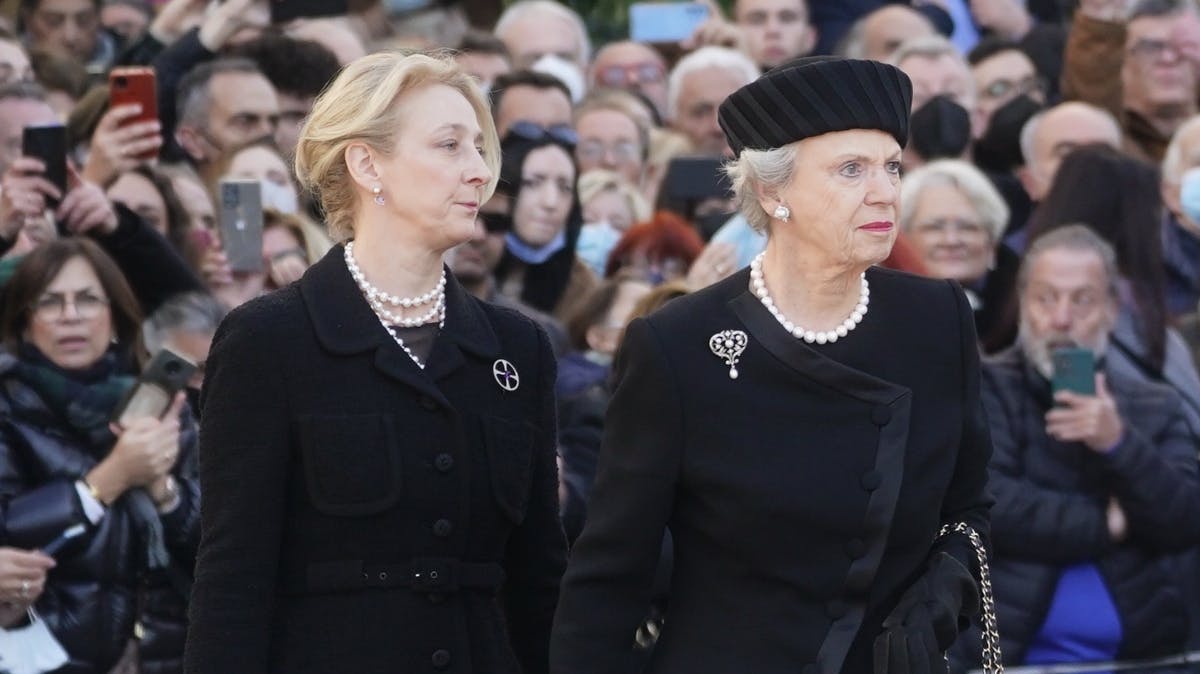 Prinsesse Alexandra og prinsesse Benedikte ankommer til Metropolis-katedralen i Athen.
