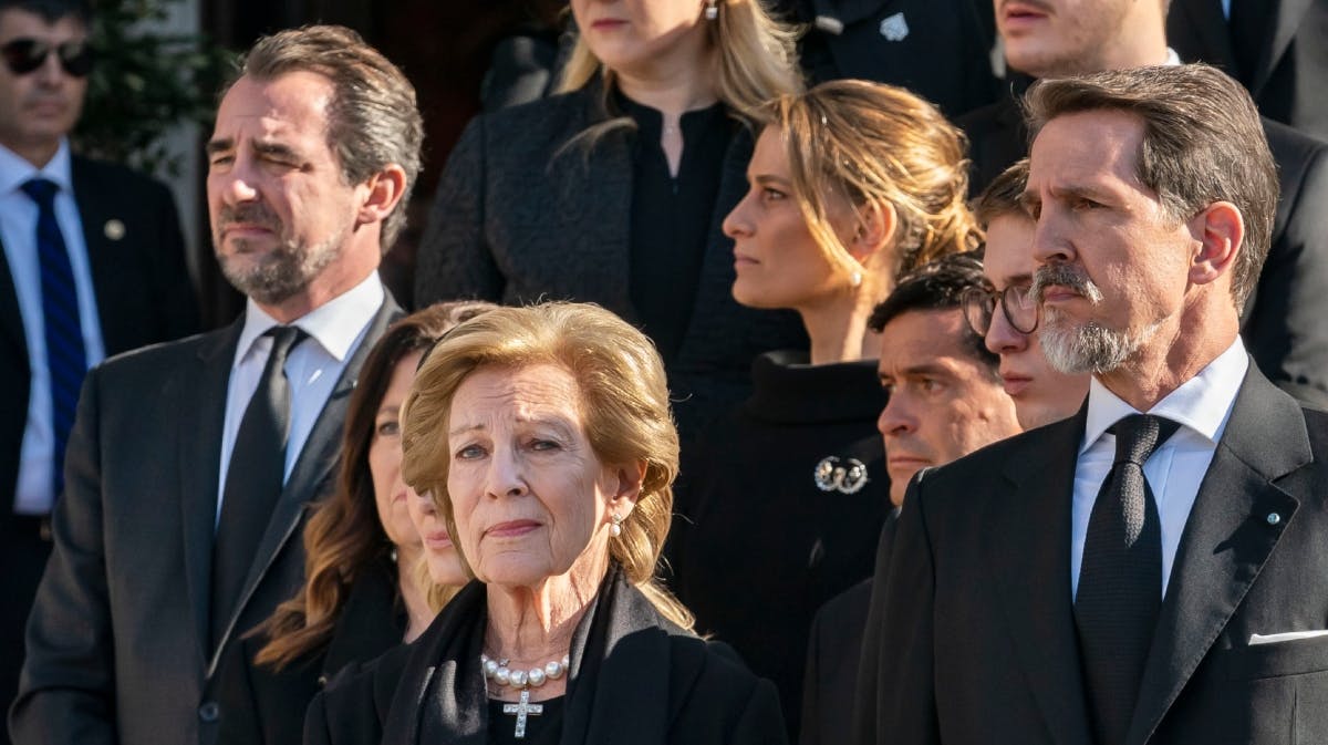 Prins Nikolaos med familien foran Metropolis-katedralen. 