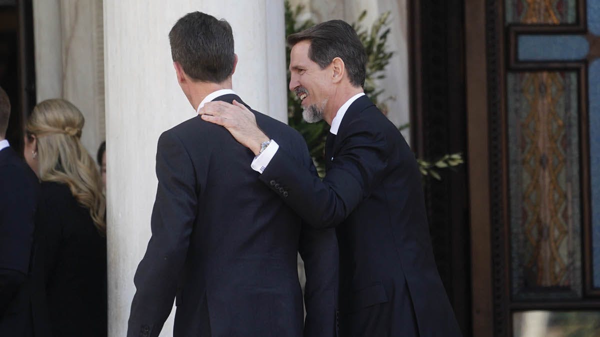 Gæsterne ankommer til Metropolis-katedralen.