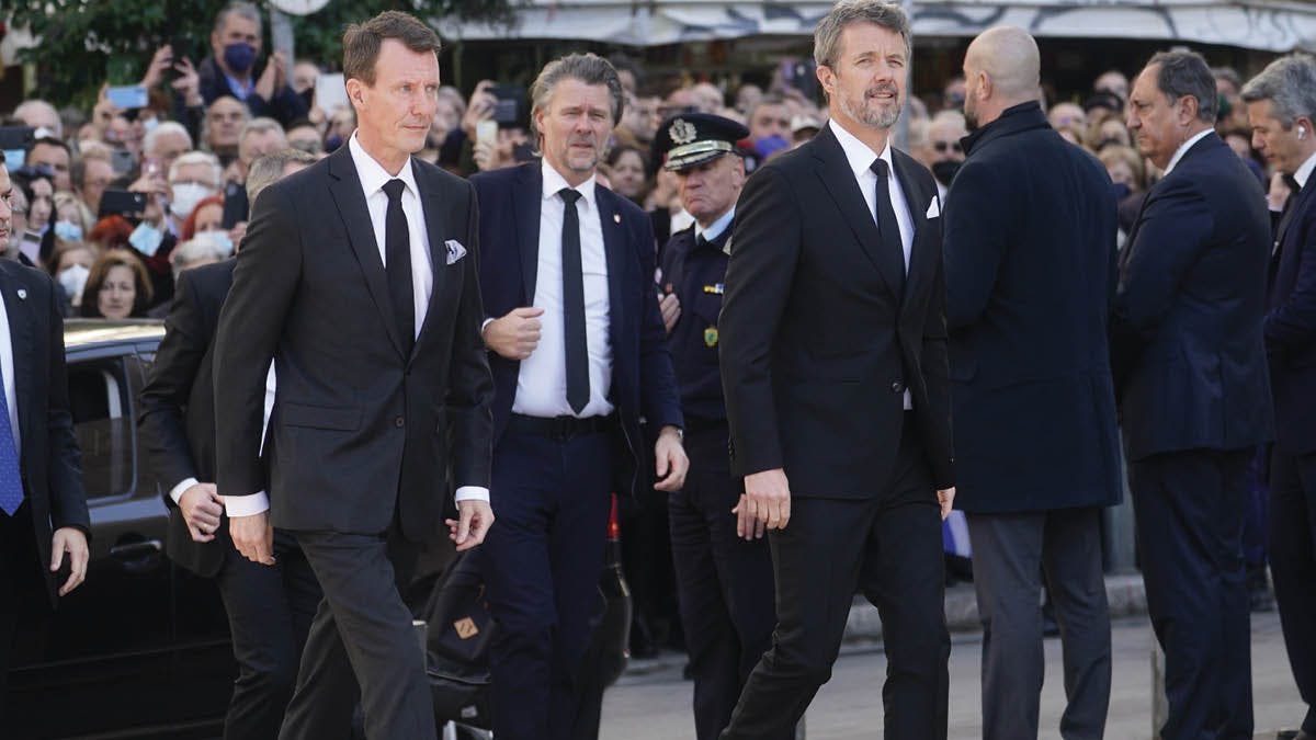 Prins Joachim og kronprins Frederik ankommer til Metropolis-katedralen.