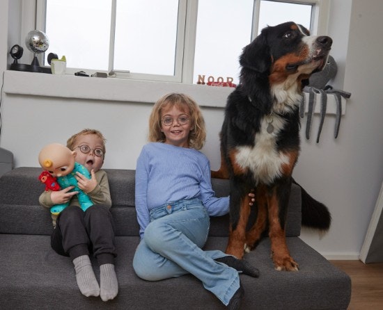 Nalina og Noor med familiens hund Otto