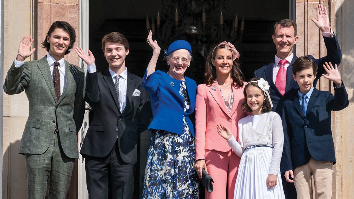 Grev Nikolai, grev Felix, dronning Margrethe, prinsesse Marie, komtesse Athena, prins Joachim og grev Henrik.