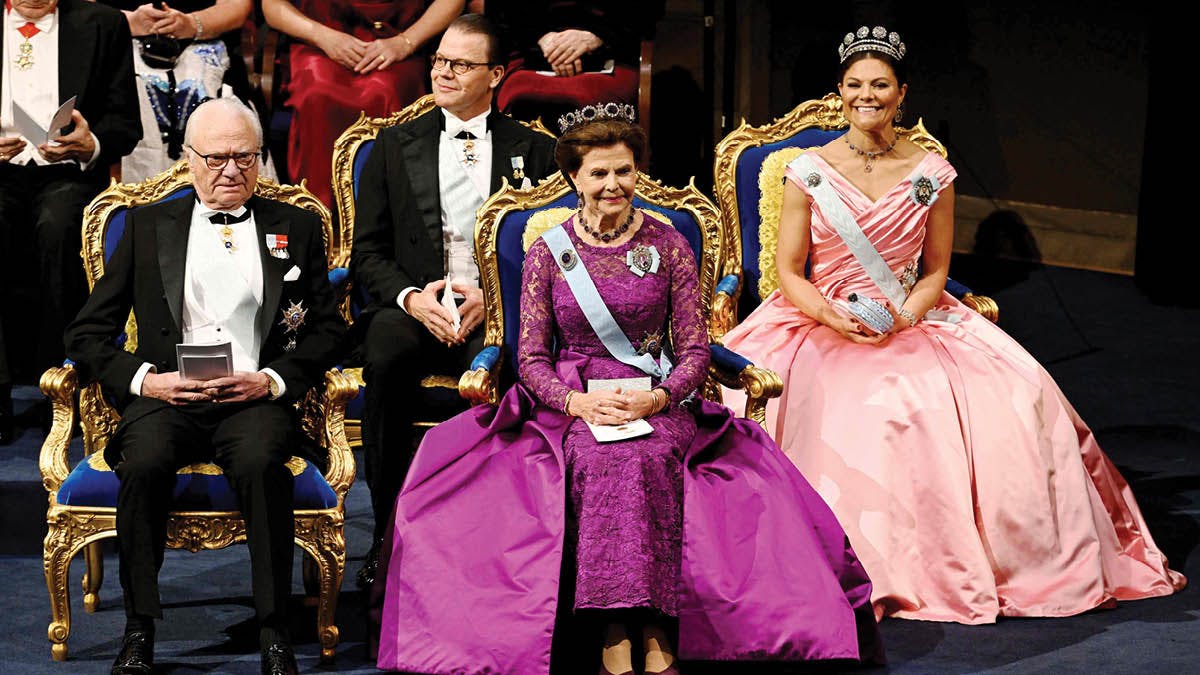 Kong Carl Gustaf, prins Daniel, dronning Silvia og kronprinsesse Victoria til Nobelprisuddelingen i Stockholm 10. december 2022.