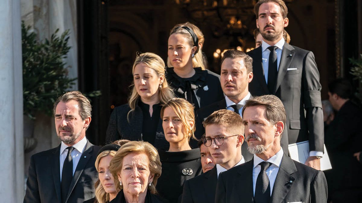 Den græske kongefamilie på vej ud af Metropolis-katedralen efter kong Konstantins begravelse. Konstantin-Alexios, der bærer briller, ses lige bag kronprins Pavlos. 
