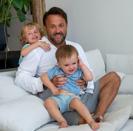 Dennis Knudsen med sine sønner Lucas og Noah.