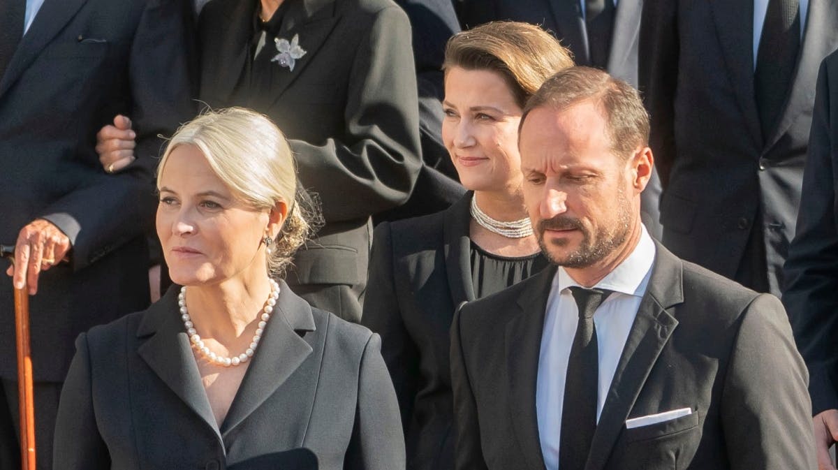 Kronprinsesse Mette-Marit med sin svigerinde, prinsesse Märtha Louise, og sin mand, kronprins Haakon.&nbsp;