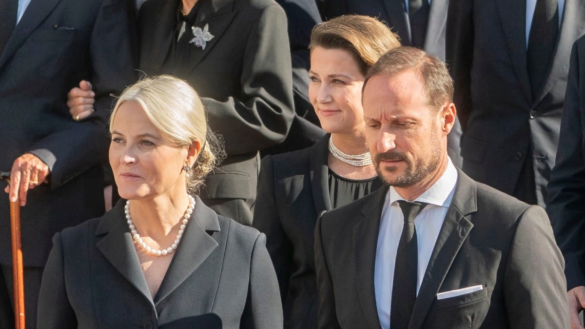 Kronprinsesse Mette-Marit med sin svigerinde, prinsesse Märtha Louise, og sin mand, kronprins Haakon.&nbsp;
