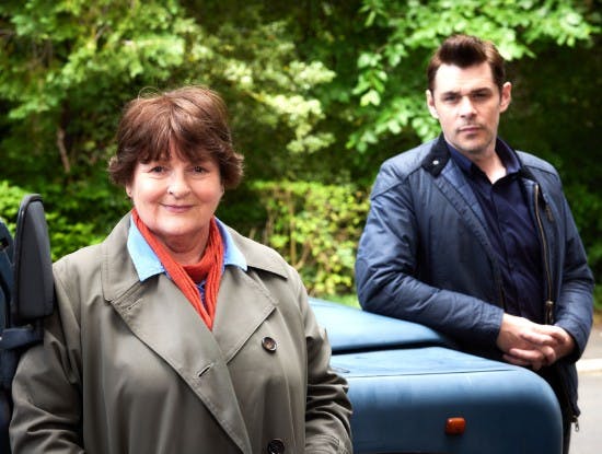 Brenda Blethyn med Kenny Doughty, som spiller kriminalbetjenten Aiden Healy.
