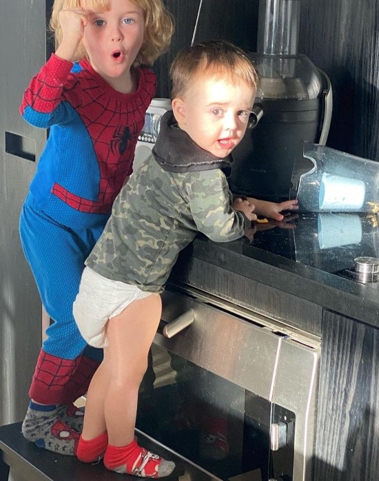 Lucas og Noah i problemer med juicemaskinen