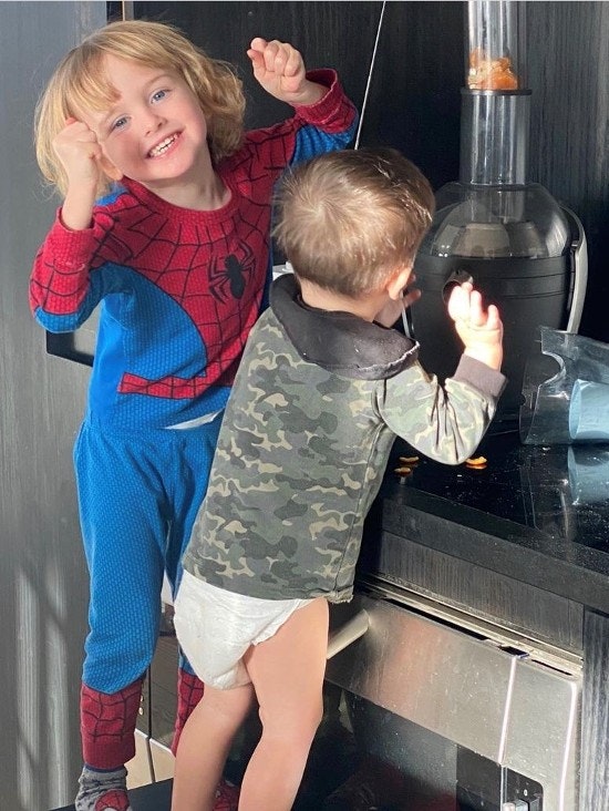 Lucas og Noah har styr på juicemaskinen