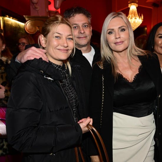 Pernille Nygaard på den røde løber med sin far og Janni Ree. 