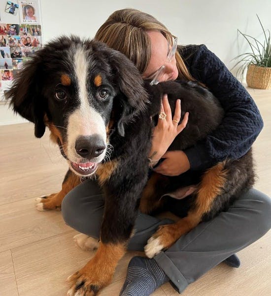 Karina Arensbach med hunden Otto