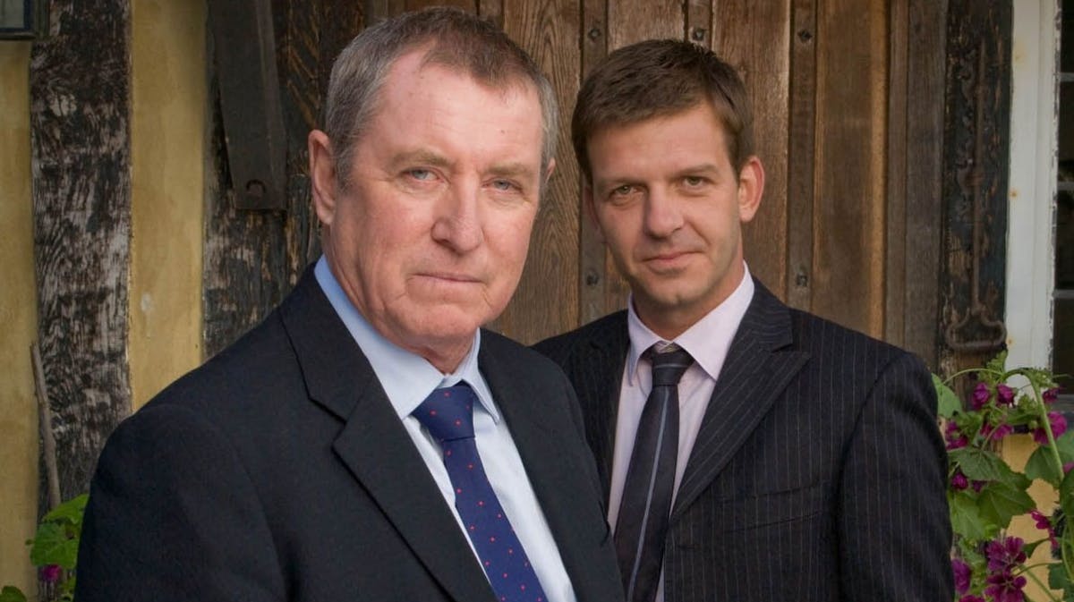 John Nettles og Jason Hughes i rollerne som Tom Barnaby og Ben Jones i "Kriminalkommissær Barnaby"