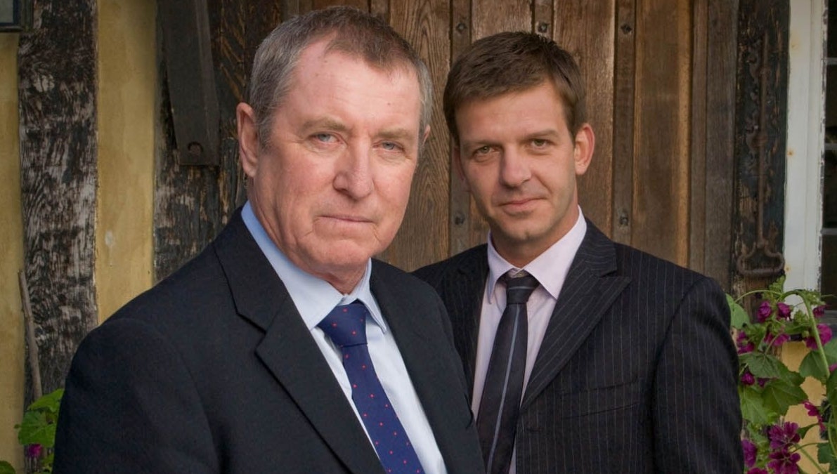 John Nettles og Jason Hughes i rollerne som Tom Barnaby og Ben Jones i "Kriminalkommissær Barnaby"
