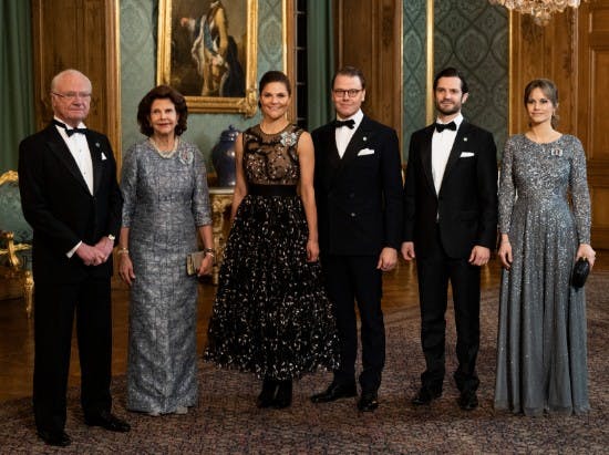 Kong Carl Gustaf, dronning Silvia, kronprinsesse Victoria, prins Daniel, prins Carl Philip og prinsesse Sofia.
