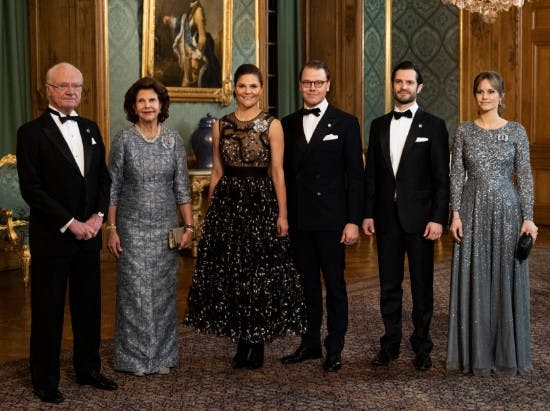 Kong Carl Gustaf, dronning Silvia, kronprinsesse Victoria, prins Daniel, prins Carl Philip og prinsesse Sofia.
