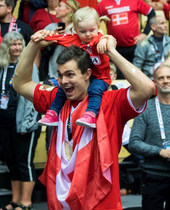 Rasmus Lauge med datteren, Freja, efter VM-sejren i 2019.