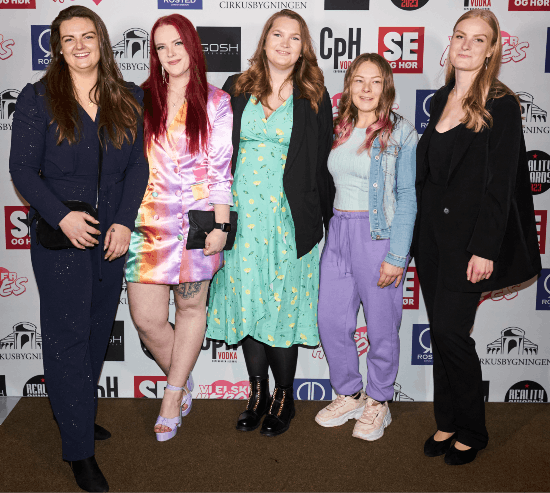 Malou (t.h.) hyggede sig med de øvrige deltagere fra "Kærlighed hvor kragerne vender" til Reality Awards.