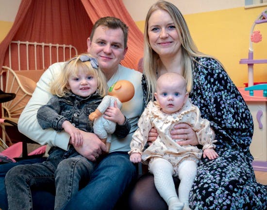 Nikolaj og Marias med deres to døtre, Solvej og Mathilde.