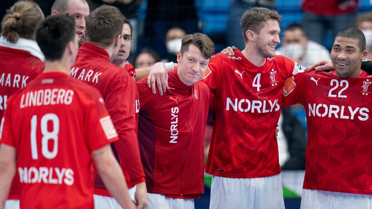 Emil Jakobsen med sine holdkammerater 